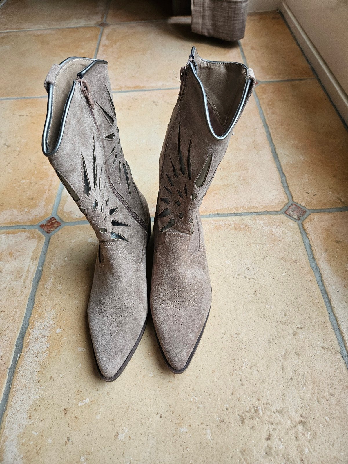 Cowboylaarzen met uitgesneden details - Maat 37, Ophalen, Hoge laarzen, Beige, Gedragen