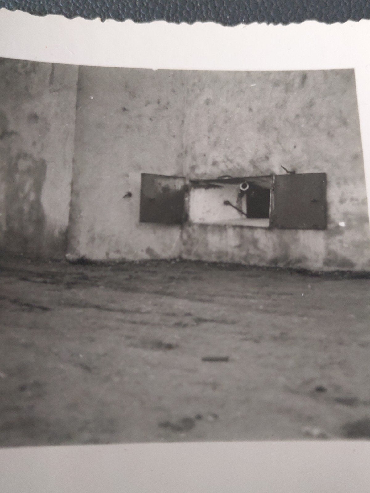 wo2foto Duitse bunker nr3kijk vlug
verzendkosten €1,40, Verzamelen, Ophalen of Verzenden, Duitsland, Embleem of Badge