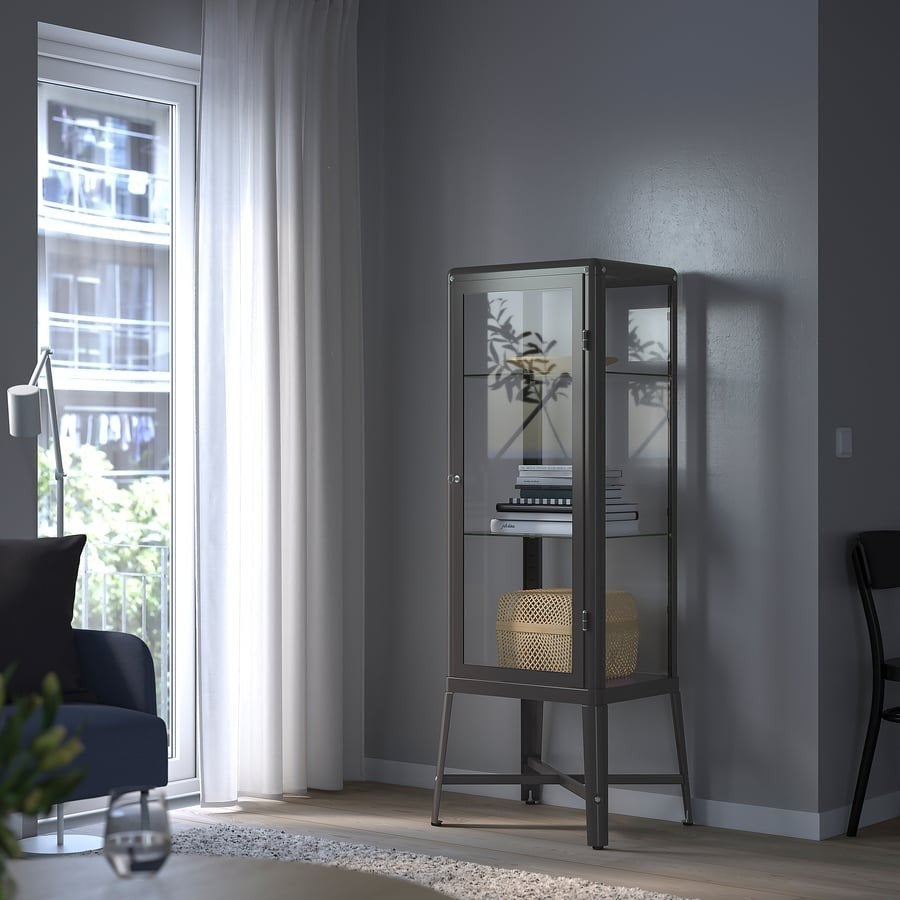 IKEA Vitrinekast Antraciet - Glazen Kast met Planken 75 euro, Huis en Inrichting, Kasten | Vitrinekasten, Ophalen, Modern, Industrieel