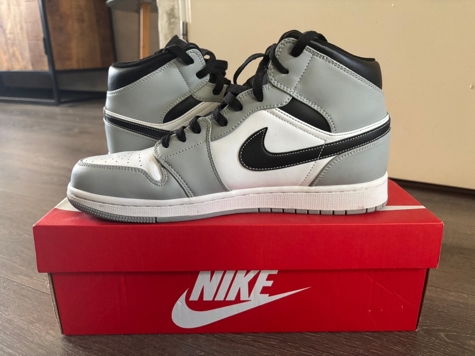 Nike Air Jordan 1 Mid Wolf Grey/White/Black – Maat 44, Ophalen of Verzenden, Zo goed als nieuw, Overige kleuren