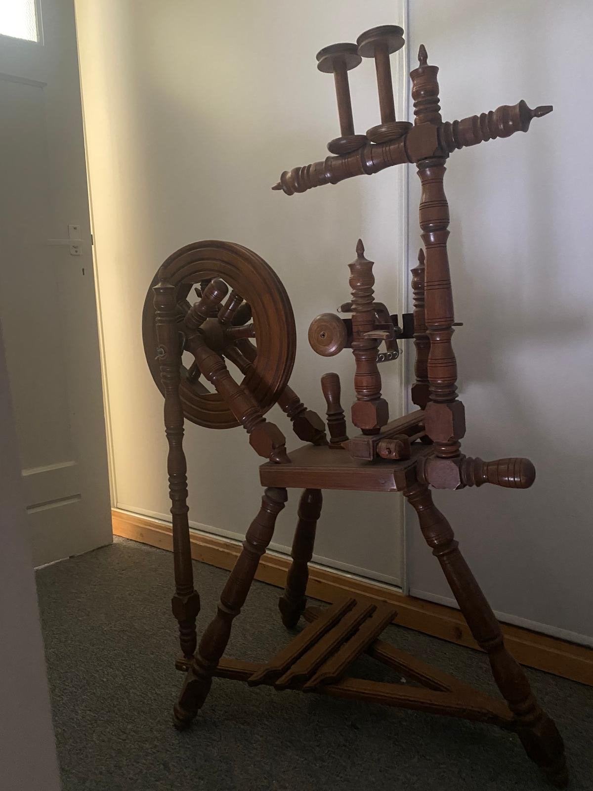 Antiek houten spinnewiel - Decoratief en functioneel, Ophalen of Verzenden, Gebruikt, Spinnewiel