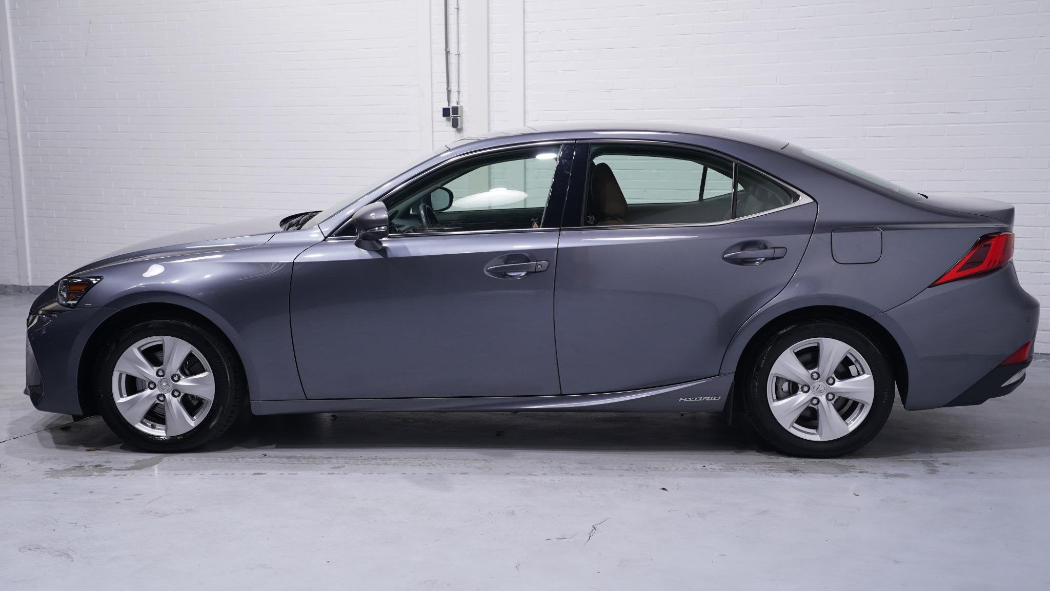 Lexus IS 300h Hybrid Navi Leder Clima Led koplampen 16"-lmv, Auto's, Achterwielaandrijving, Gebruikt, Hybride Elektrisch/Benzine