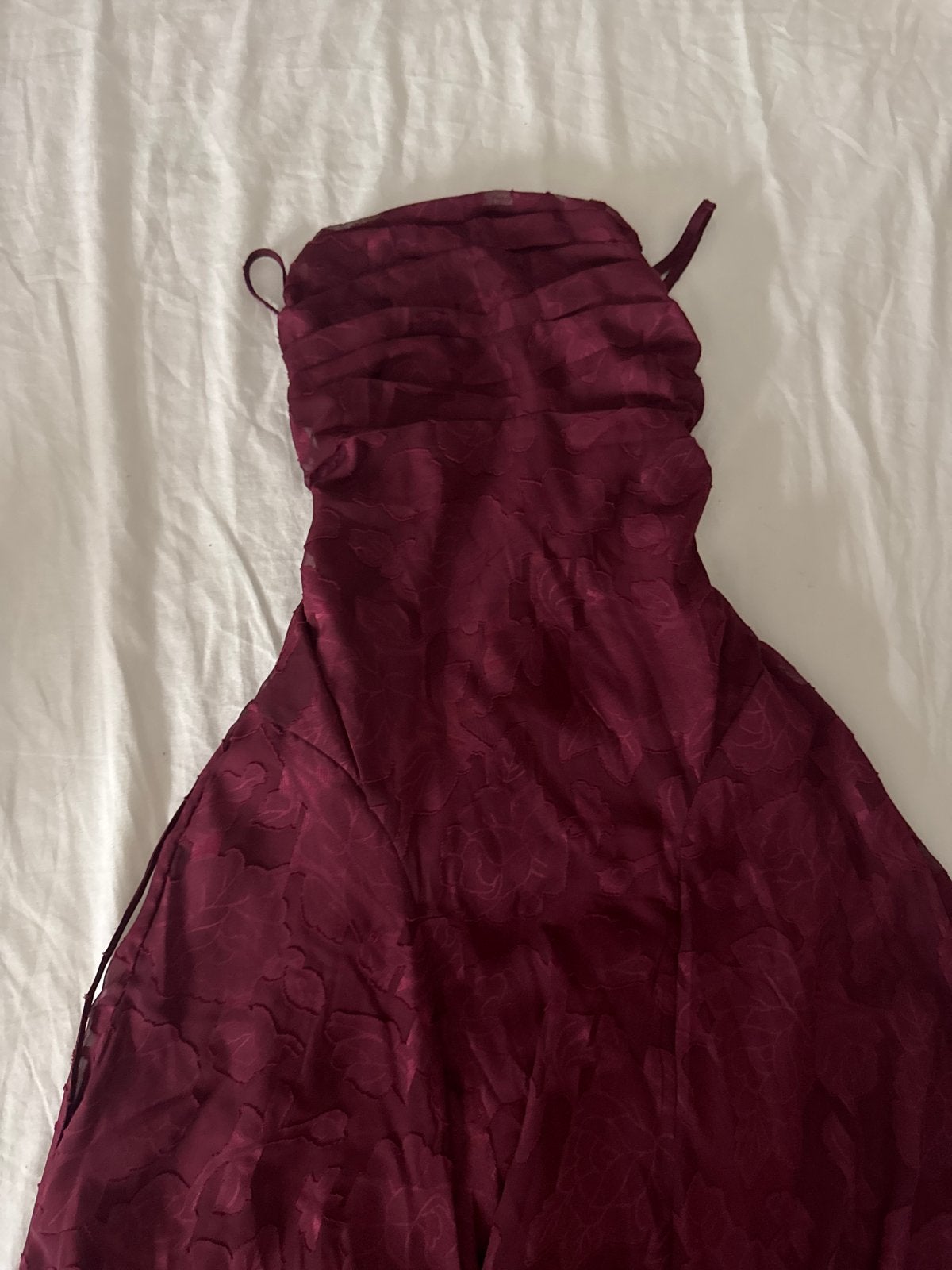 Bordeauxrode strapless avondjurk met bloemenprint, Kleding | Dames, Jurken, Maat 38/40 (M), Ophalen of Verzenden, Zo goed als nieuw
