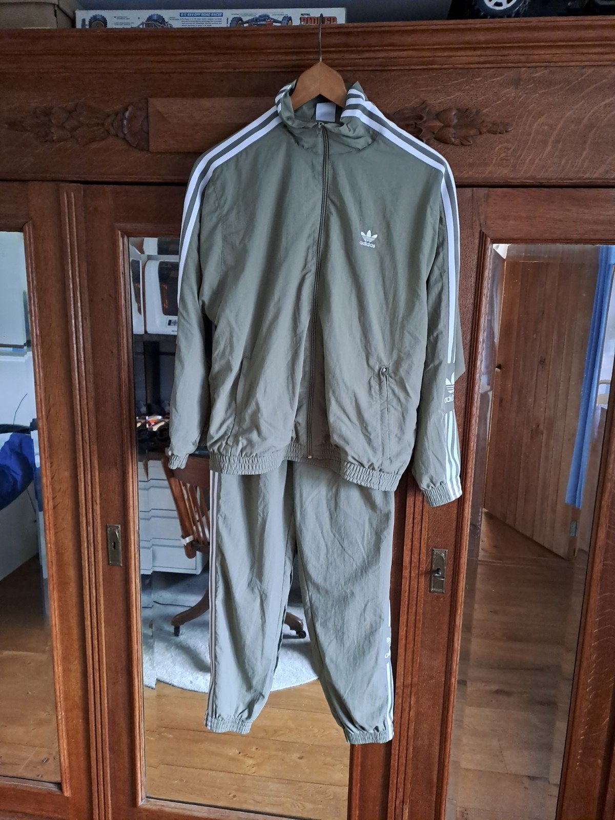 adidas trainings pak olijf groen maat S, Ophalen of Verzenden, Zo goed als nieuw
