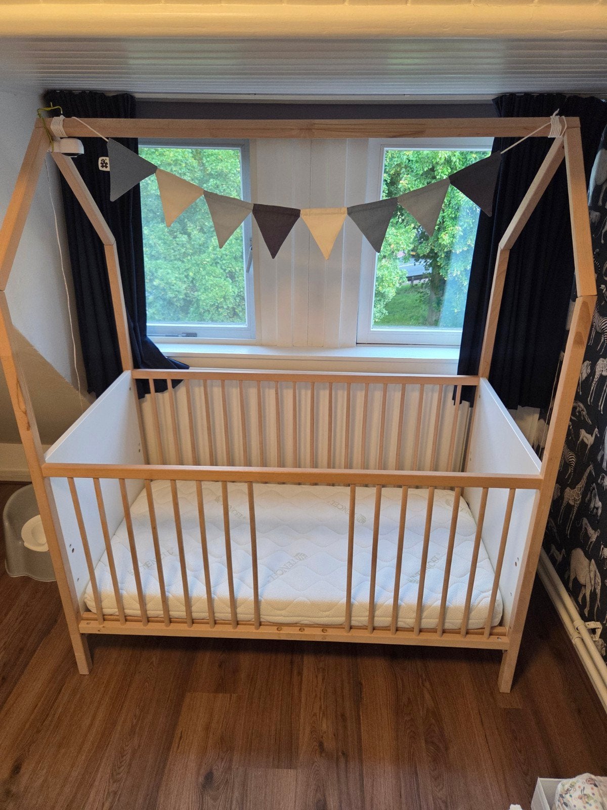 Ledikant bedhuisje 140 x 70 met spijlen die eruit kunnen, Ophalen, Ledikant