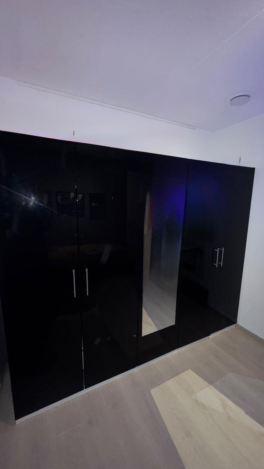 IKEA 5-Deurs zwarte hoogglans kledingkast met spiegel, Huis en Inrichting, Ophalen, Overige materialen, 200 cm of meer, Zo goed als nieuw