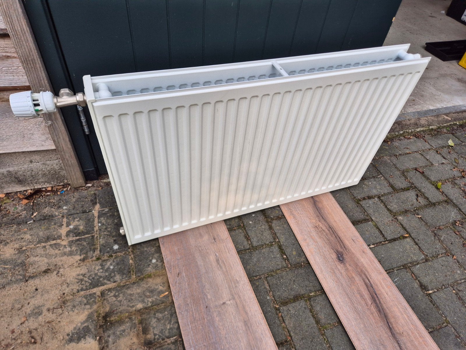 Nette radiator 100x10x60 cm met 2 convectorvinnen, Doe-het-zelf en Verbouw, Ophalen, 30 tot 80 cm, Gebruikt, Radiator