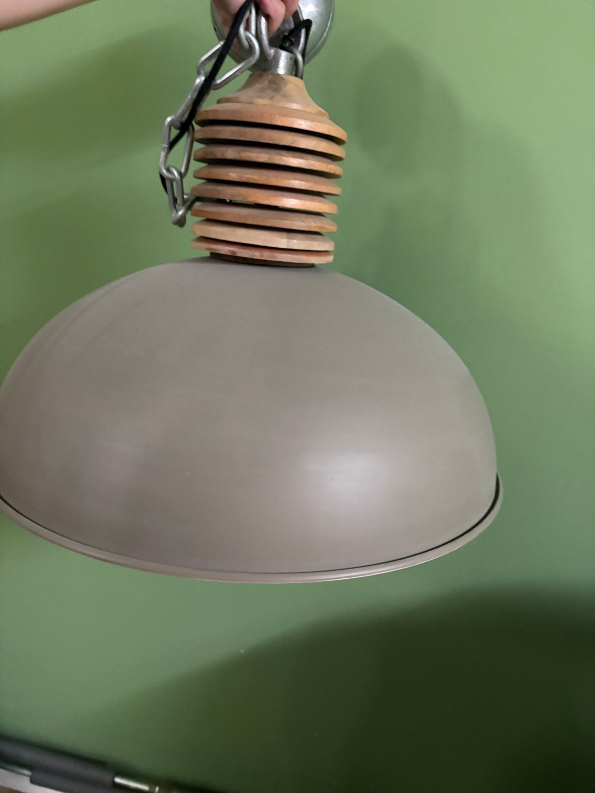 Industriële hanglamp met houten detail en grijze kap, Ophalen, Zo goed als nieuw, Hout, E27 (groot)