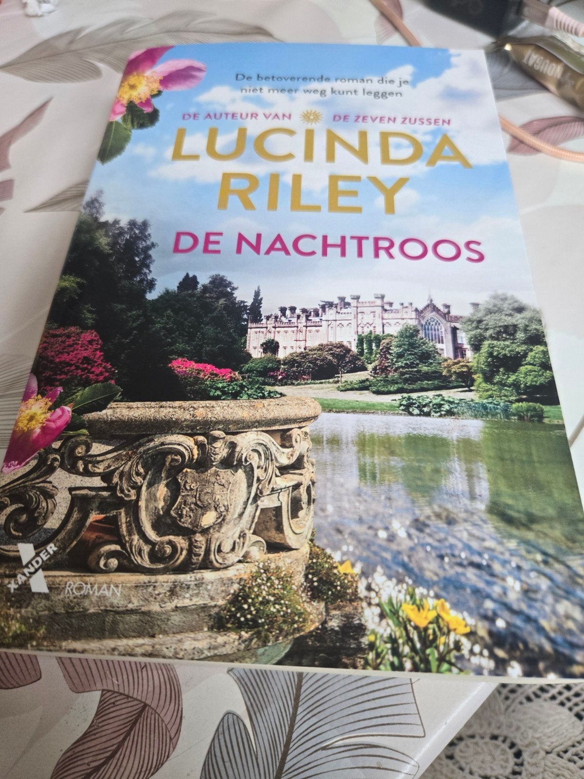 Lucinda Riley - De Nachtroos (Roman), Boeken, Ophalen of Verzenden, Gelezen, Lucinda Riley, Nederland