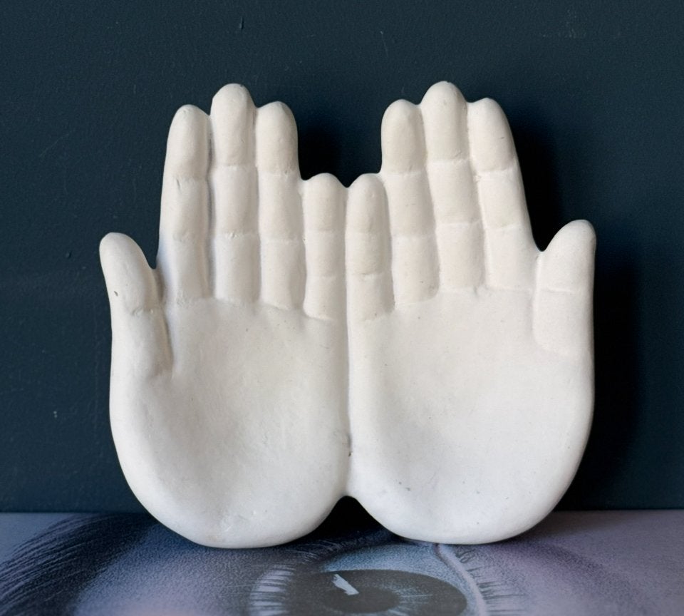 Decoratieve schaal in de vorm van handen, Huis en Inrichting, Ophalen of Verzenden, Zo goed als nieuw, Rond
