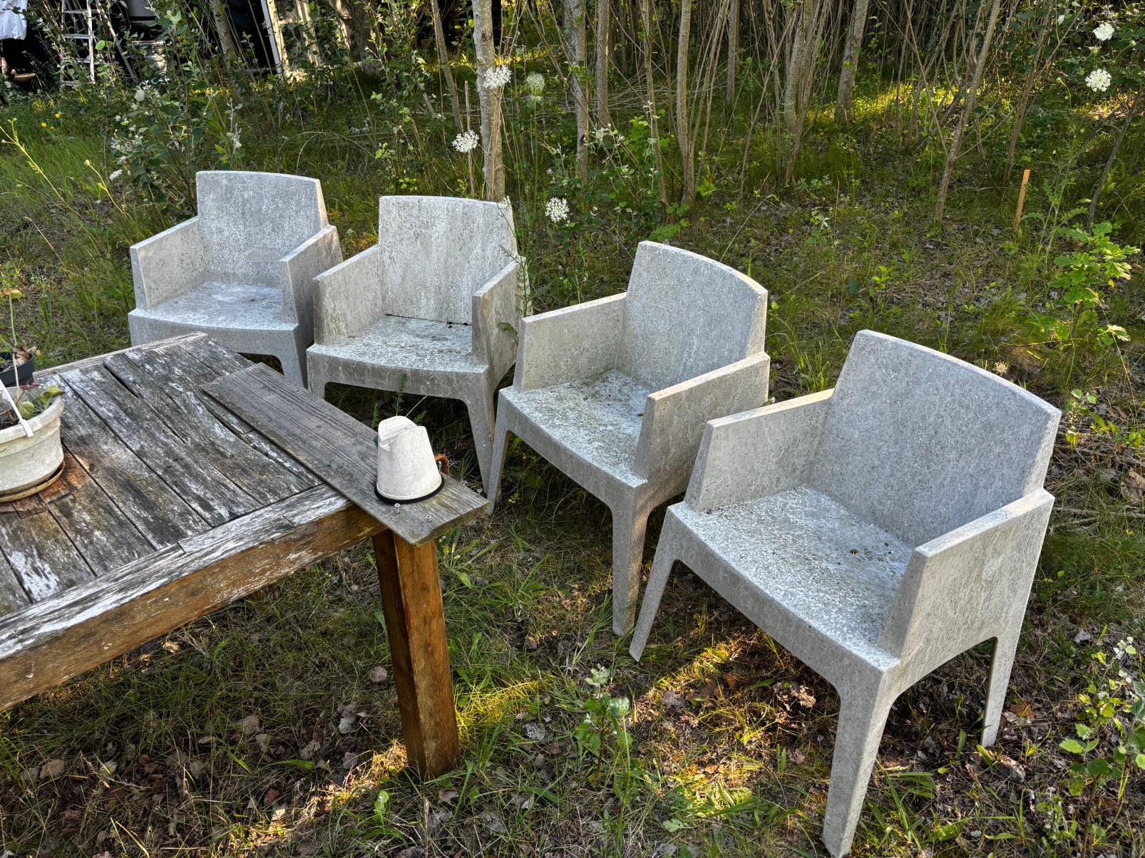 4 kunsstof stoelen. Gratis., Ophalen, Zo goed als nieuw
