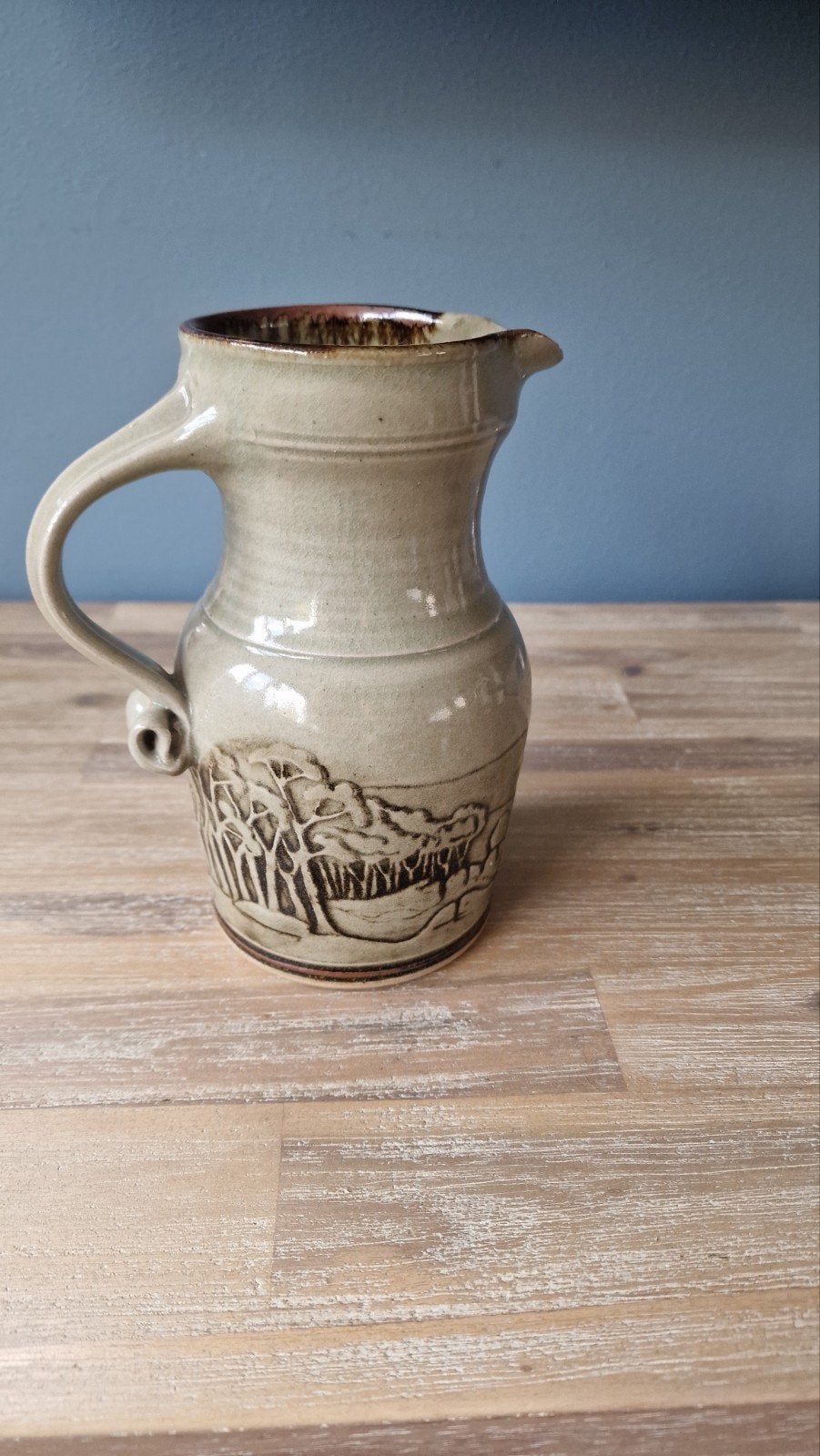 Vintage Studio-Aardewerk Schenkkan met Bomenreliëf, Ophalen of Verzenden