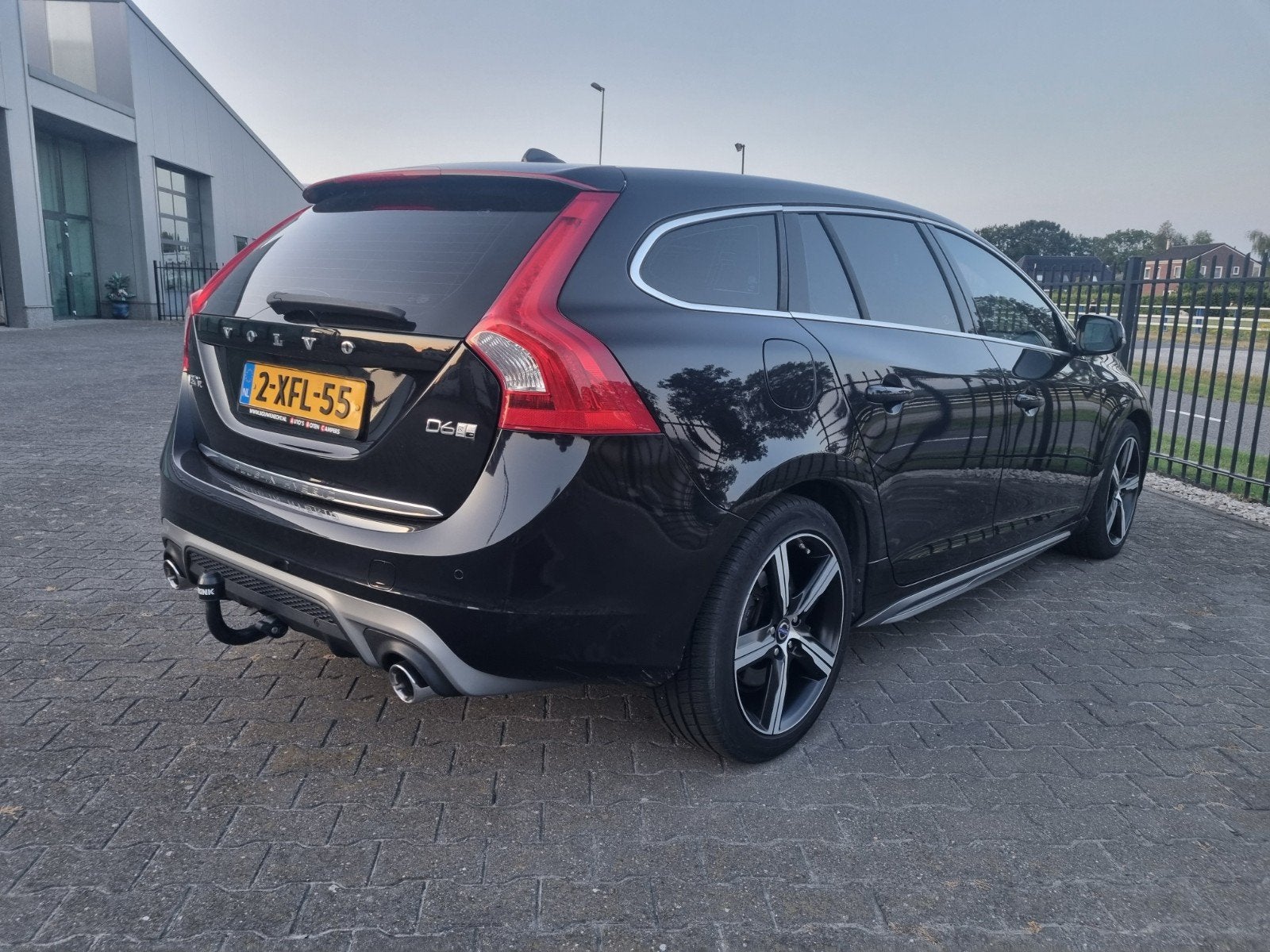 Zeer complete Volvo V60 'R' D6 215pk, 2014, zwartmetallic, Auto's, 1800 kg, Zwart, Zwart, Diesel