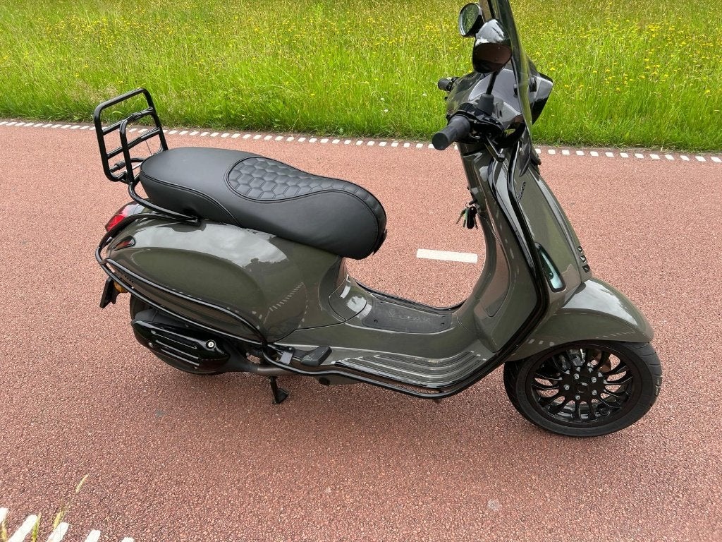 Vespa sprint 50, Fietsen en Brommers, Scooters | Vespa, Ophalen, Vespa S, Zo goed als nieuw, Benzine