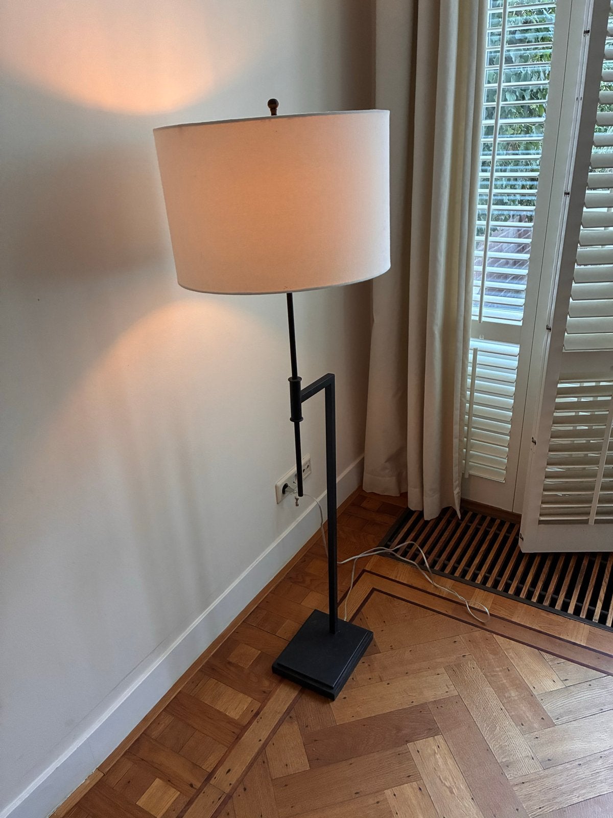 Vloerlamp met witte kap en metalen frame, Ophalen, Gebruikt, 100 tot 150 cm, E27 (groot)