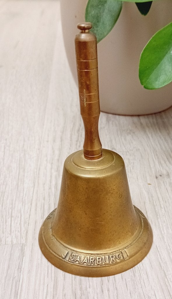 vintage messing handbel met de inscriptie ""Saarburg"", Verzenden