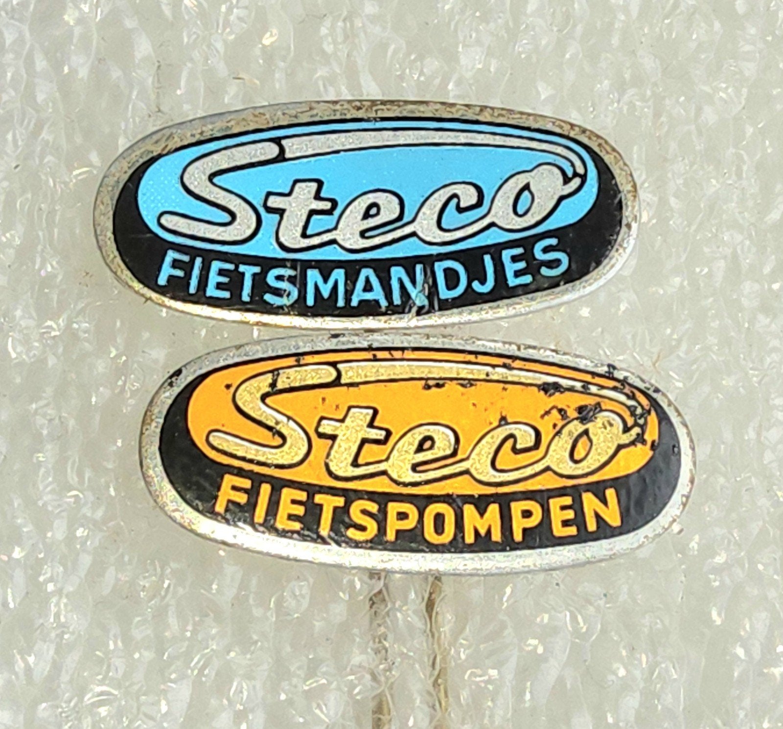 2 Steco Speldjes: Fietsmandjes en Fietspompen, Ophalen of Verzenden, Gebruikt, Overige onderwerpen, Speldje of Pin