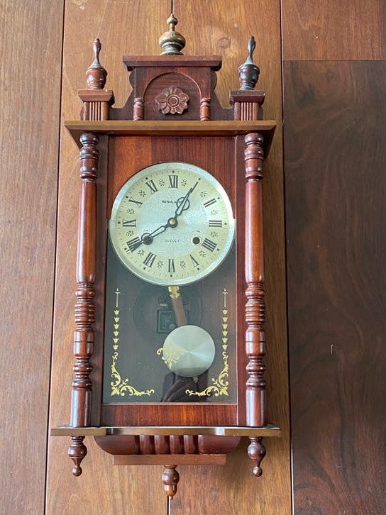 Werkende antieke houten wandklok met slinger, Ophalen