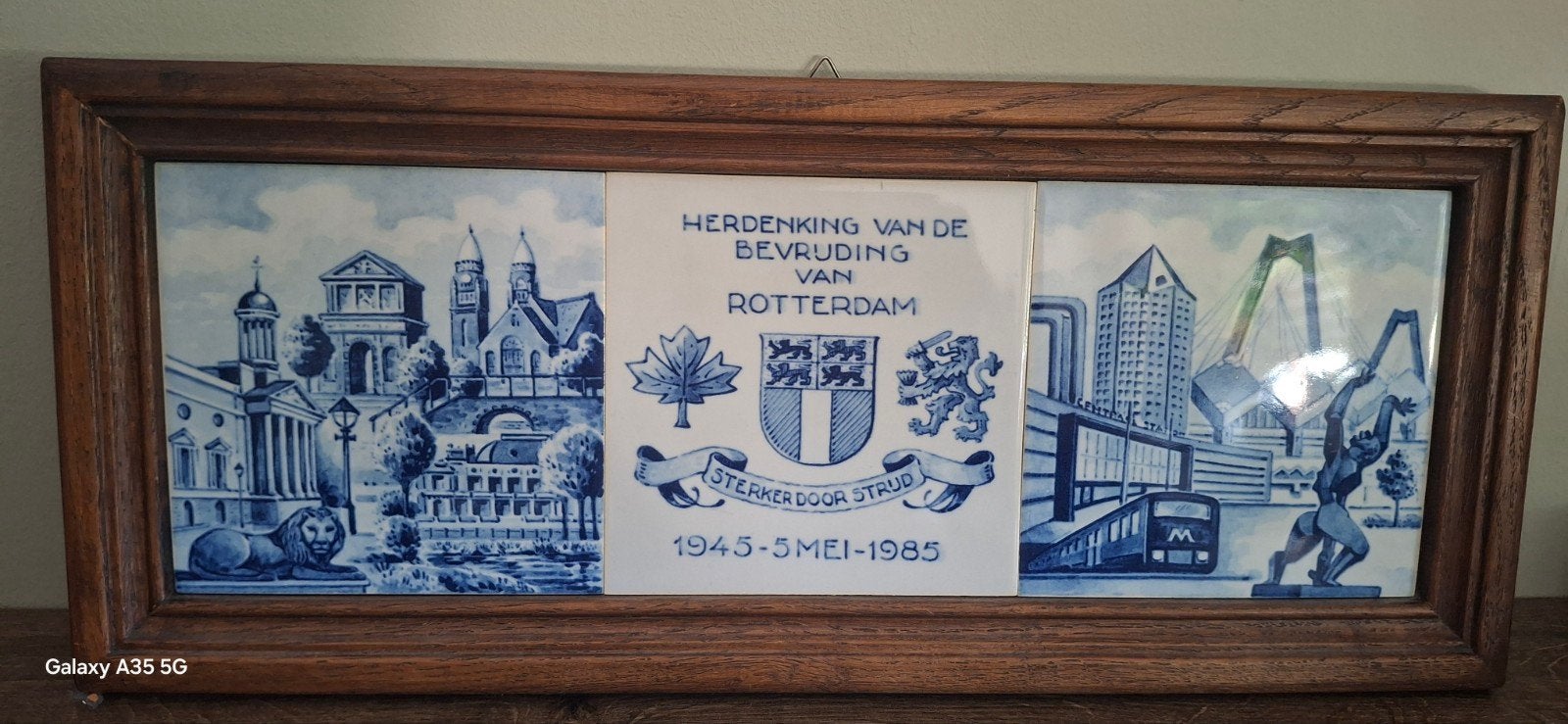 Herdenkingstegel bevrijding Rotterdam, Antiek en Kunst, Antiek | Wandborden en Tegels, Ophalen of Verzenden