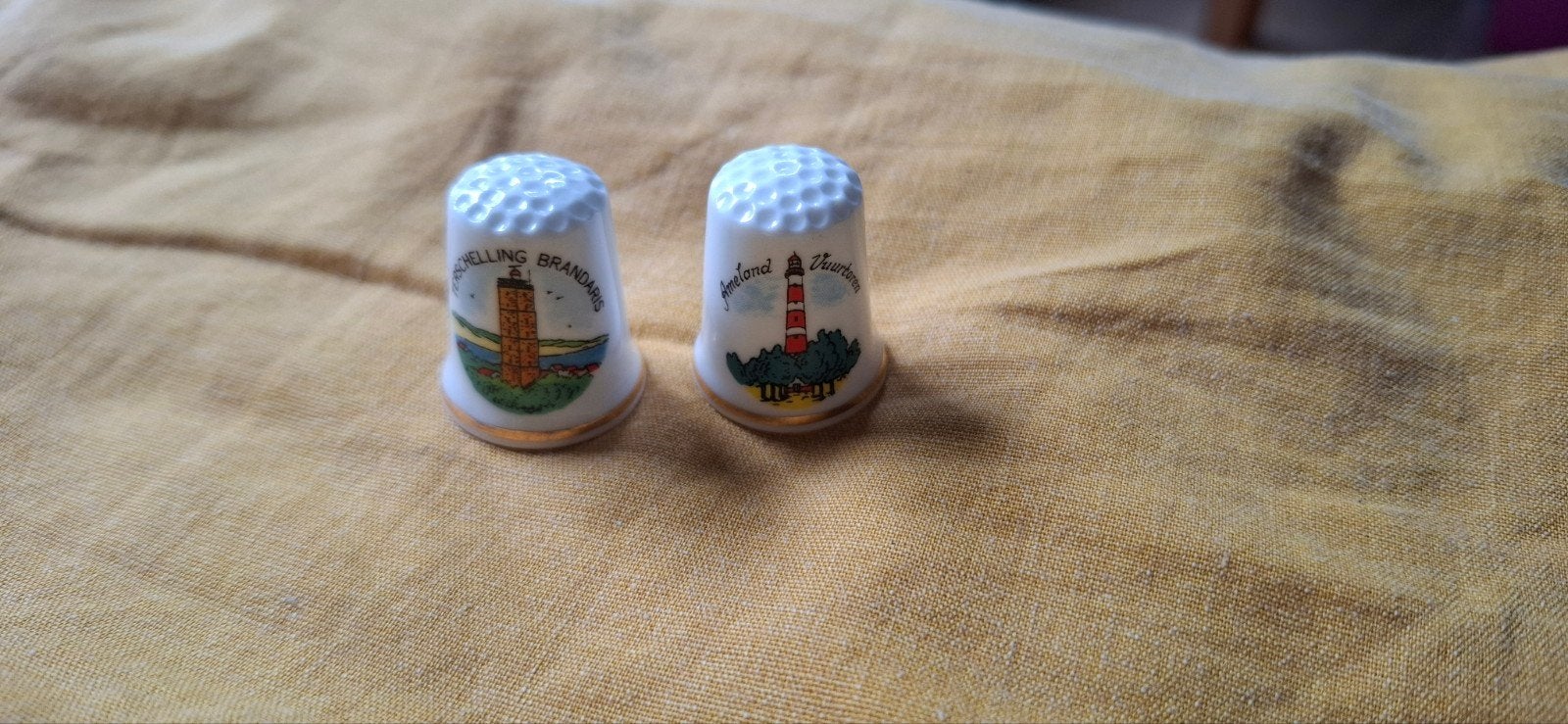 Twee vingerhoed van Terschelling en Ameland, Ophalen of Verzenden, Zo goed als nieuw, Overige materialen
