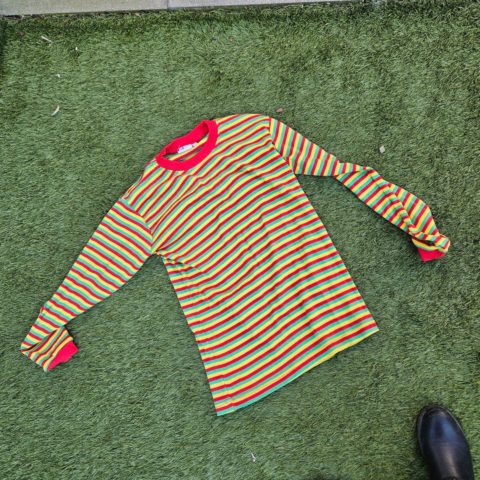Gestreepte longsleeve carnaval rood, geel, groen M, Kleding | Heren, Ophalen of Verzenden, Gedragen