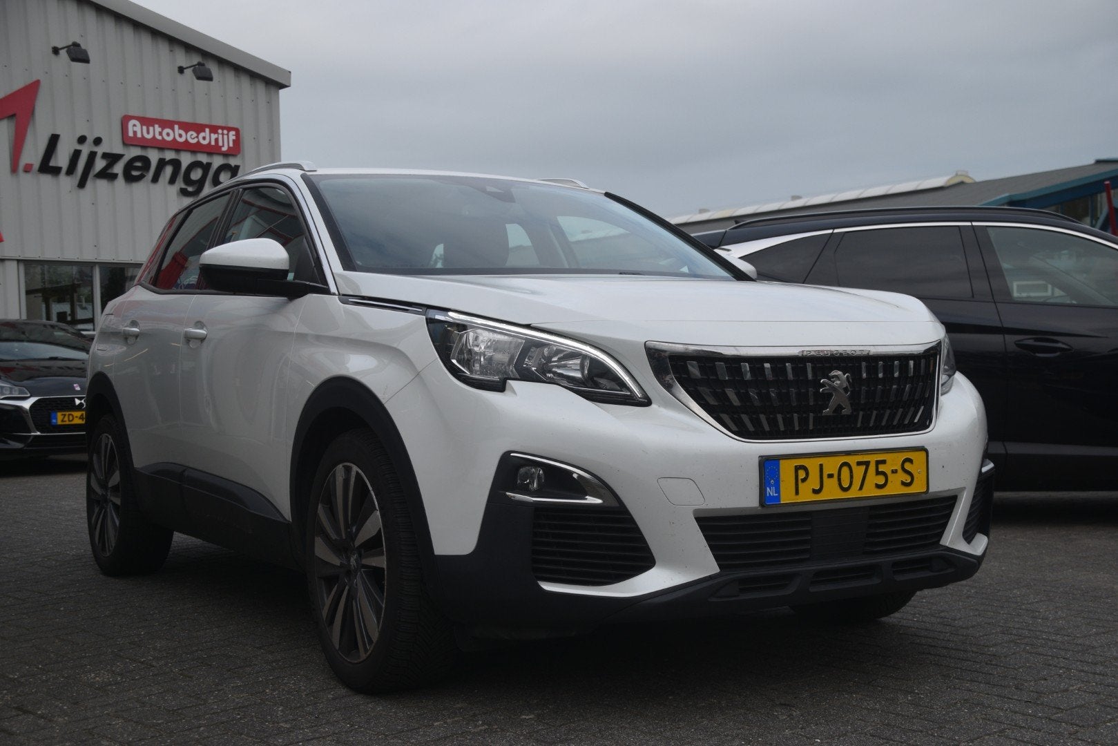 Peugeot 3008 1.2 PureTech Blue Lease Executive Carplay | PDC, Auto's, Stof, Gebruikt, Euro 6, 1199 cc