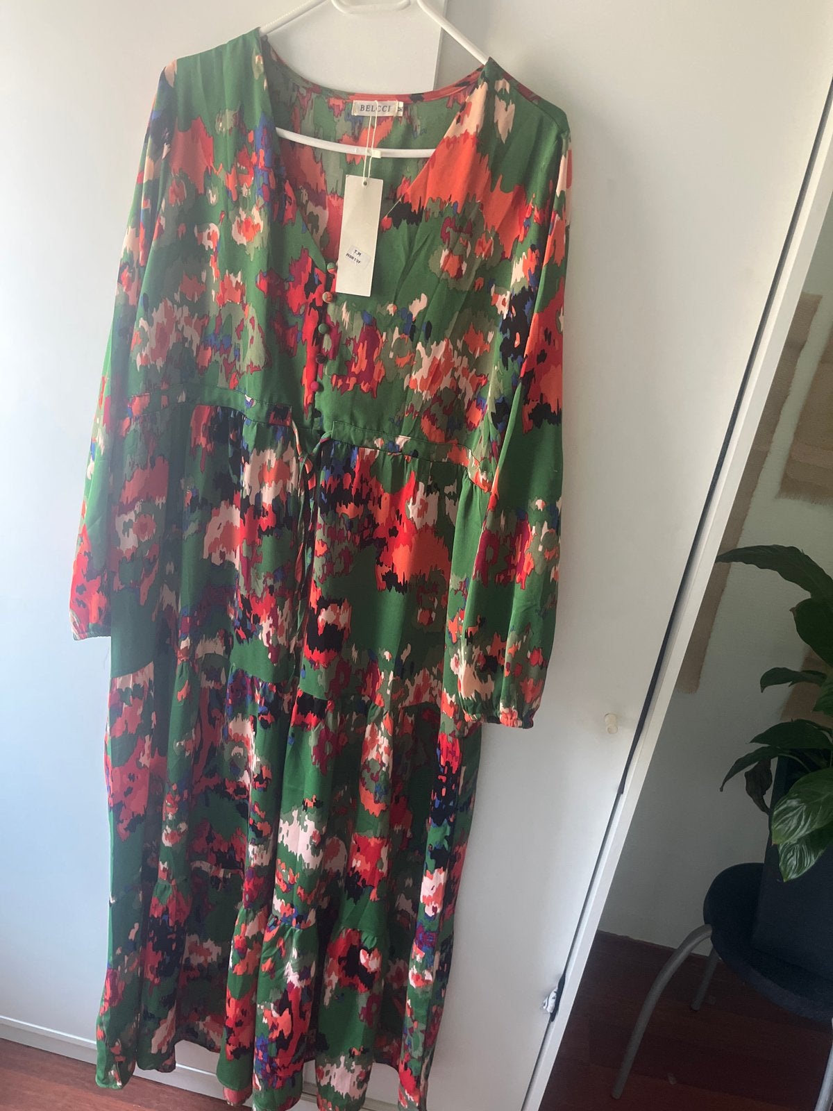 Prachtige Groene Maxi Jurk met Bloemenprint - Belcci Couture, Nieuw, Ophalen, Maat 38/40 (M), Onder de knie