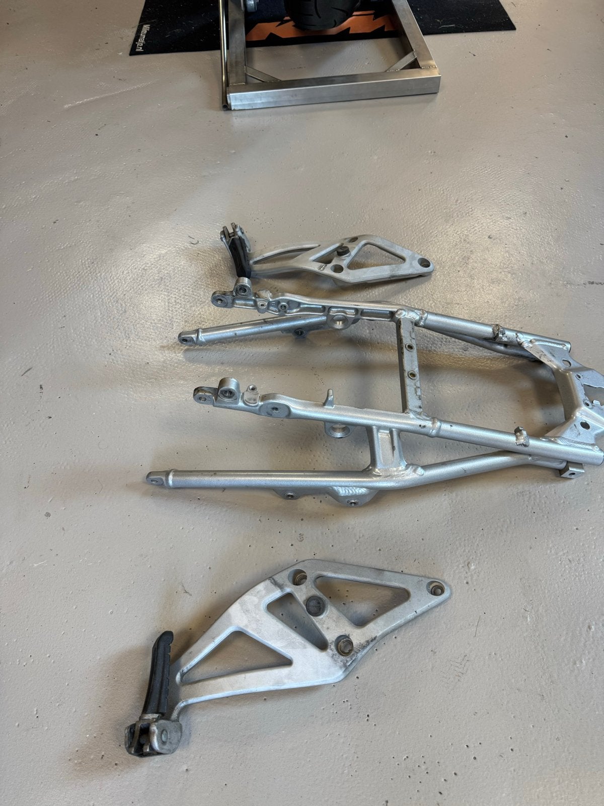 Subframe aluminium met voetsteunen KTM Superduke 990 (2011), Ophalen of Verzenden, Gebruikt