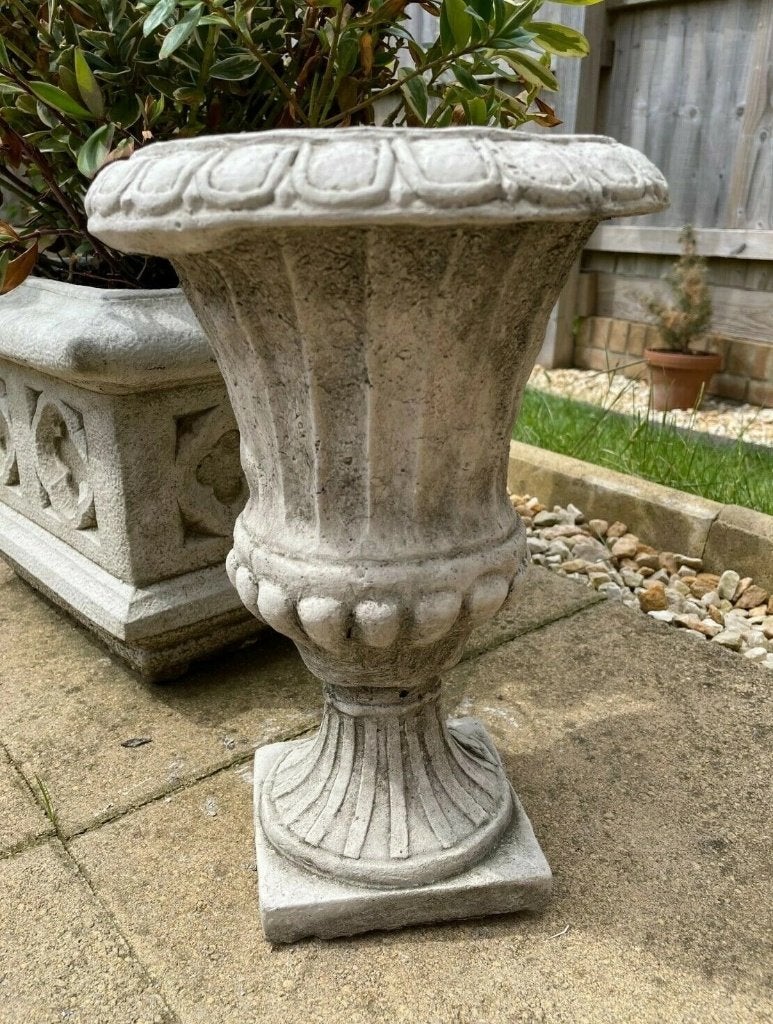 Tuinbeeld van een stenen urn met groeven, Ophalen of Verzenden, Steen