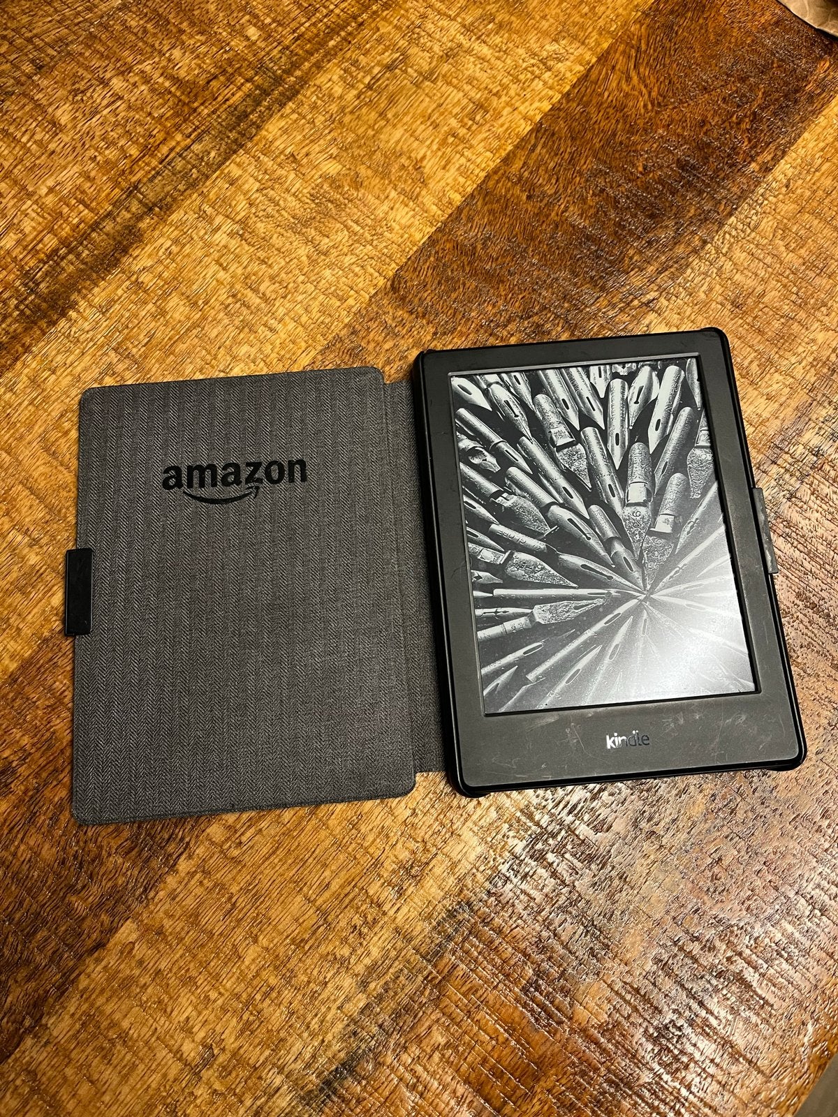 Amazon Kindle 8e generatie (4GB WiFi) + originele hoes, Gebruikt, 6 inch of minder, Ophalen of Verzenden, 4 GB of minder