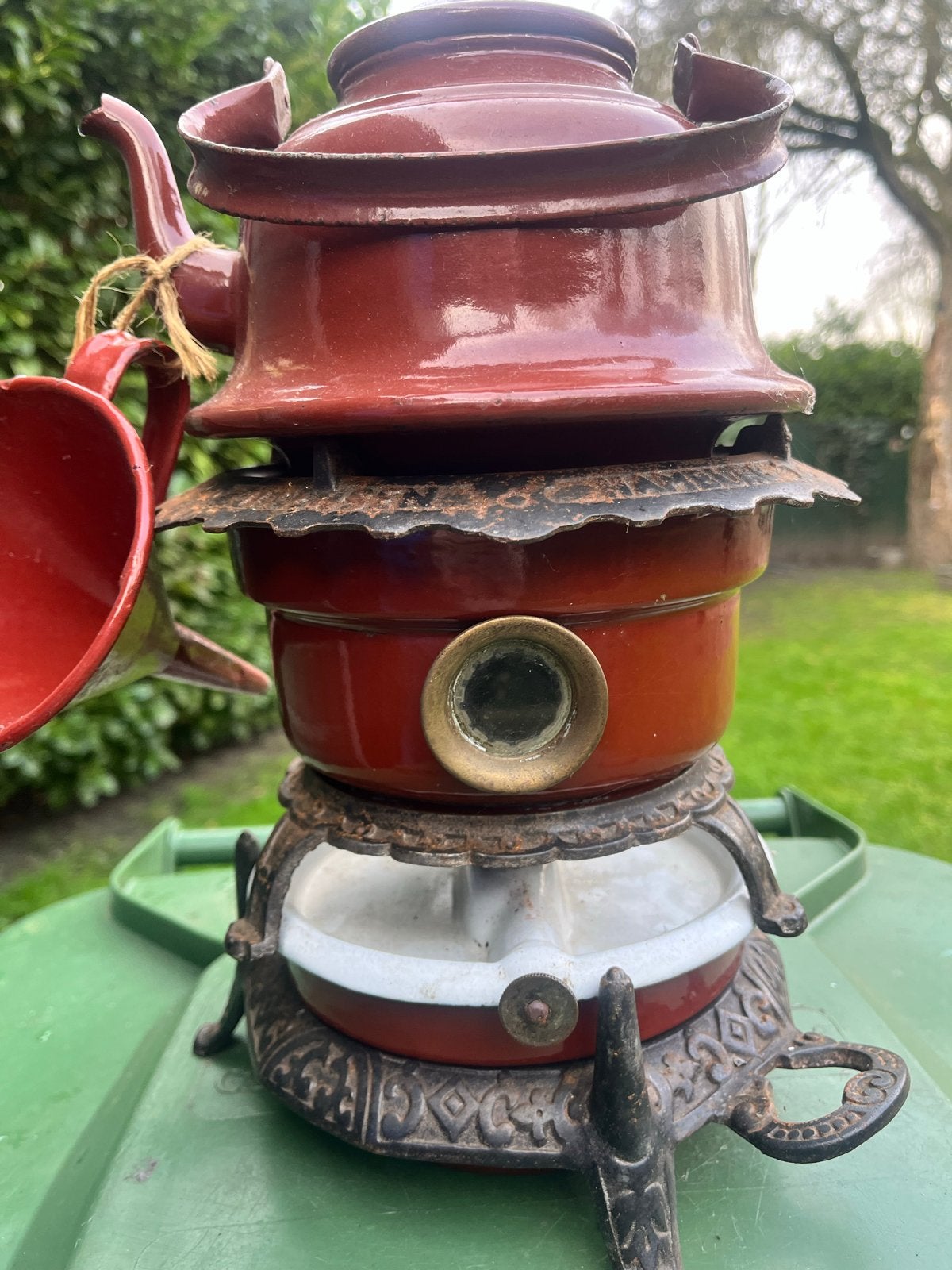 Antieke petroleumstel met theepot en trechter, Ophalen