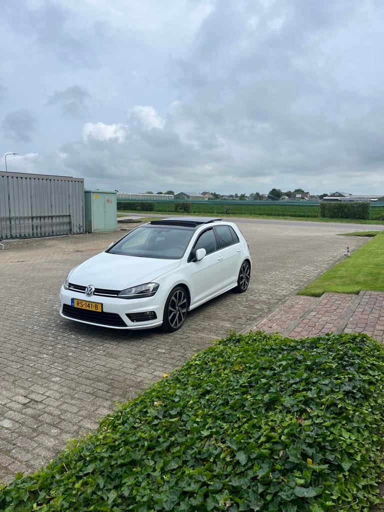 Volkswagen Golf 1.4 TSI 3X R-LINE | PANO | DYNAUDIO |, Auto's, Volkswagen, Zwart, Wit, 650 kg, 1500 kg