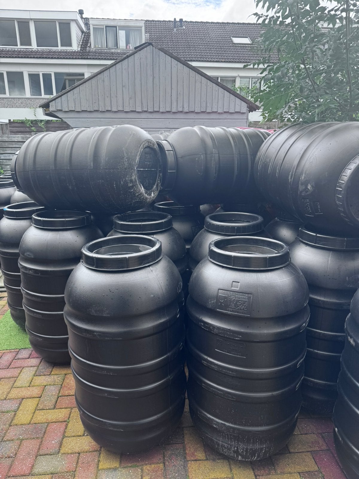 Beschikbaar Zwart of Rood 220 Lt  Leeuwarden €20 ., 150 liter of meer, Ophalen of Verzenden, Gebruikt, Kunststof