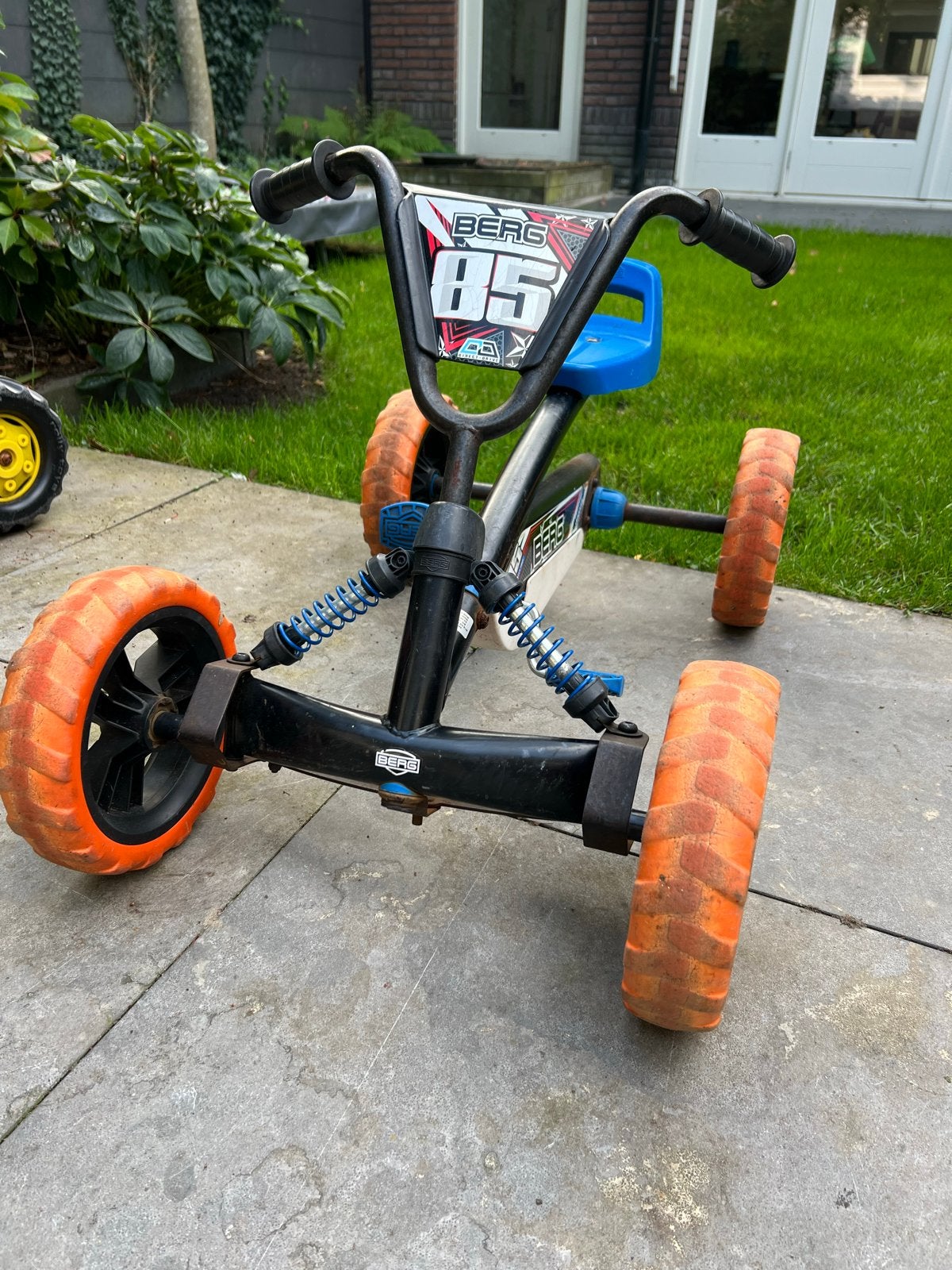 Berg skelter met oranje wielen en blauwe zitting