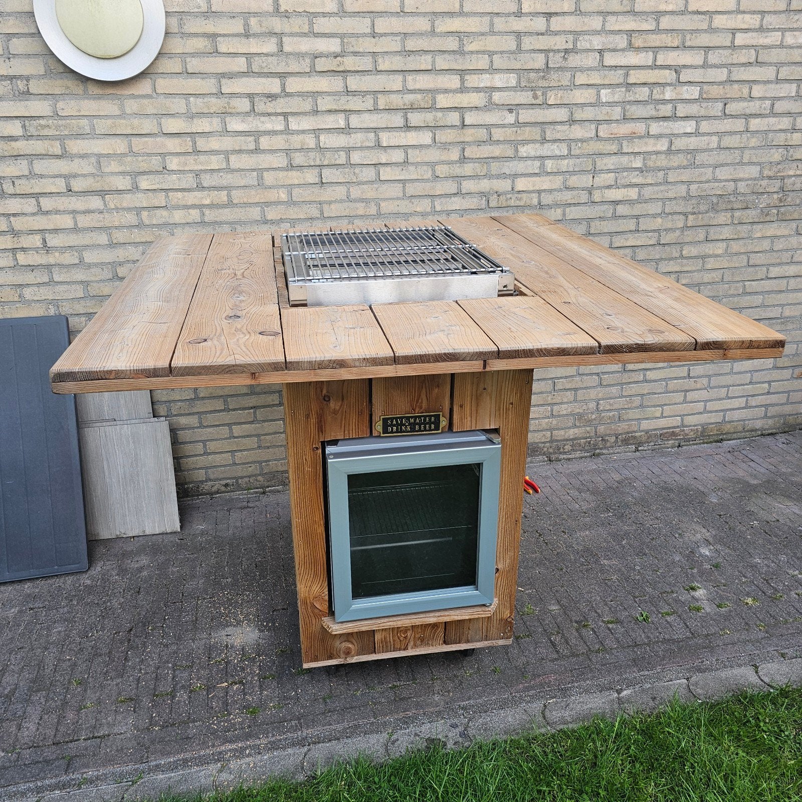 Unieke barbecue tafel met koelkast !, Ophalen