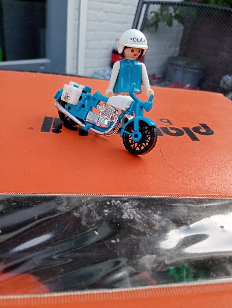 vintage playmobil koffer met poppetjes en diverse assoires