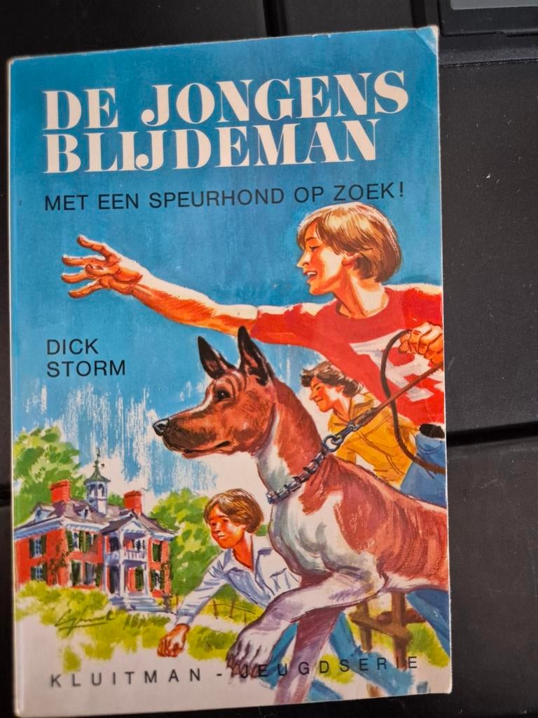 Boek De jongens blijdeman met een speurhond op zoek. D Storm, Ophalen, Zo goed als nieuw, Dick Storm