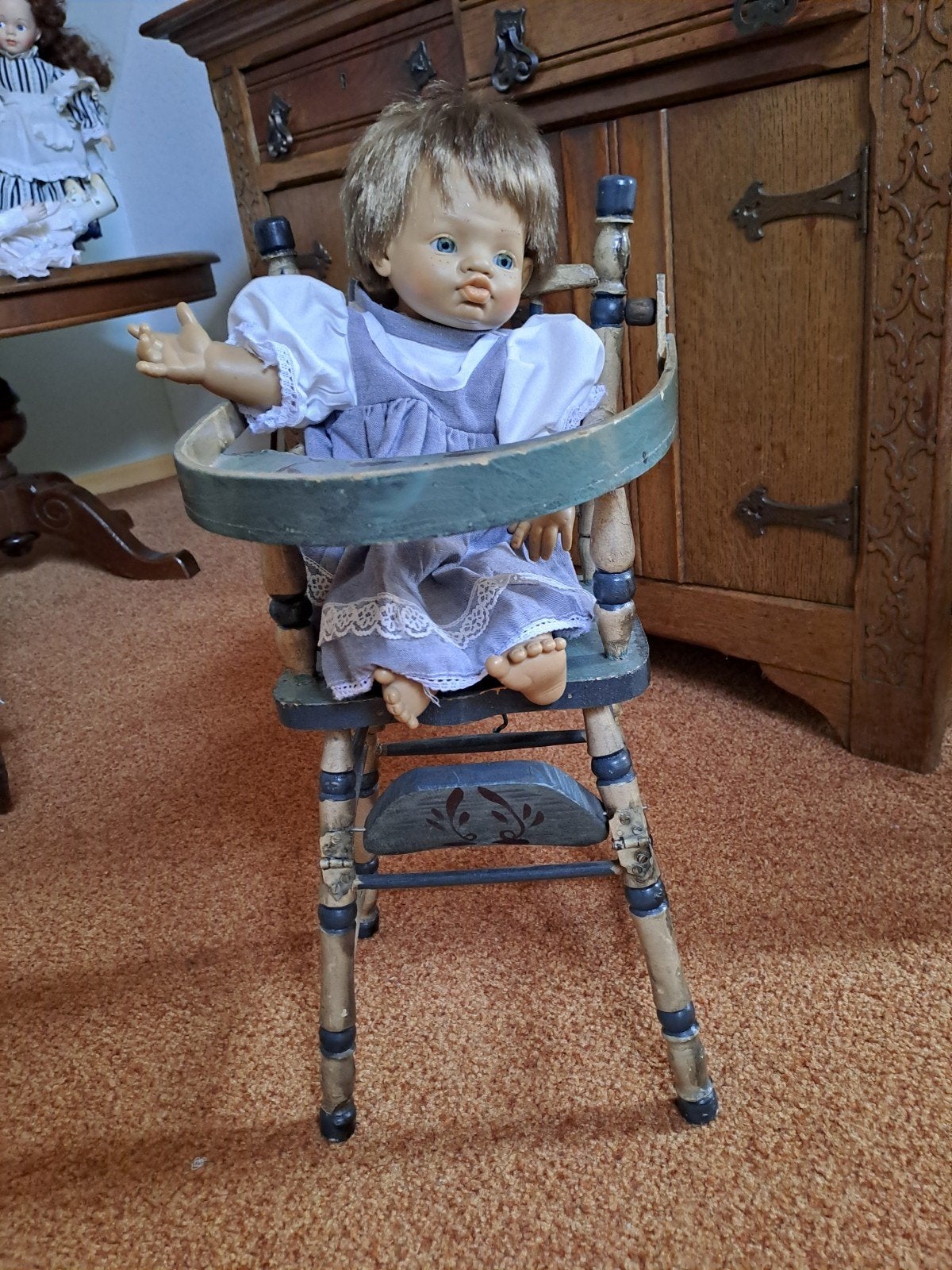 Vintage Babypop in Houten Kinderstoel, Verzamelen, Poppen, Ophalen of Verzenden, Gebruikt, Babypop