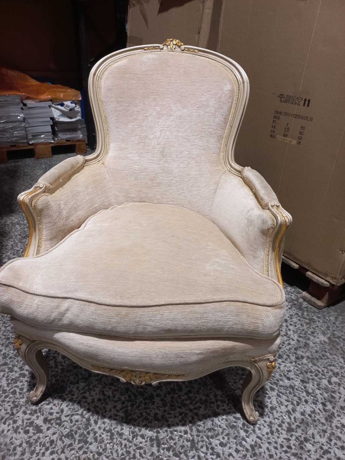 Bergere met goudaccent in ecru, Antiek en Kunst, Antiek | Meubels | Stoelen en Banken, Ophalen