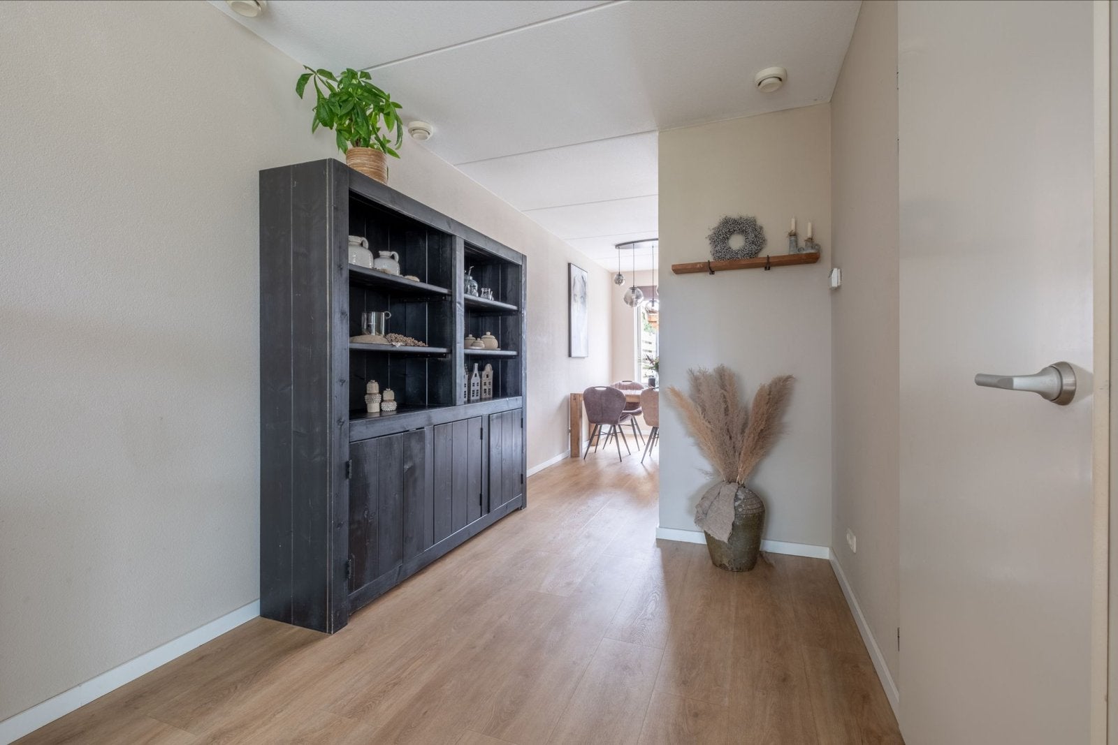 Zwart houten kast met open vakken en deuren, Gebruikt, Ophalen of Verzenden, 200 cm of meer, 150 tot 200 cm