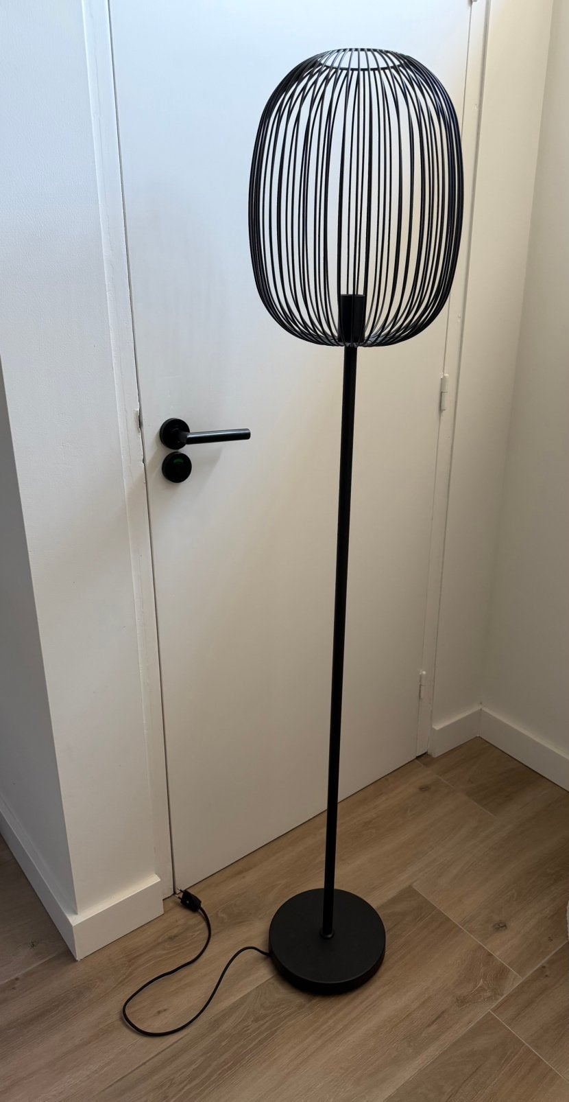 Zwarte vloerlamp Nikki gamma, Huis en Inrichting, Lampen | Vloerlampen, Ophalen, Zo goed als nieuw, 150 tot 200 cm