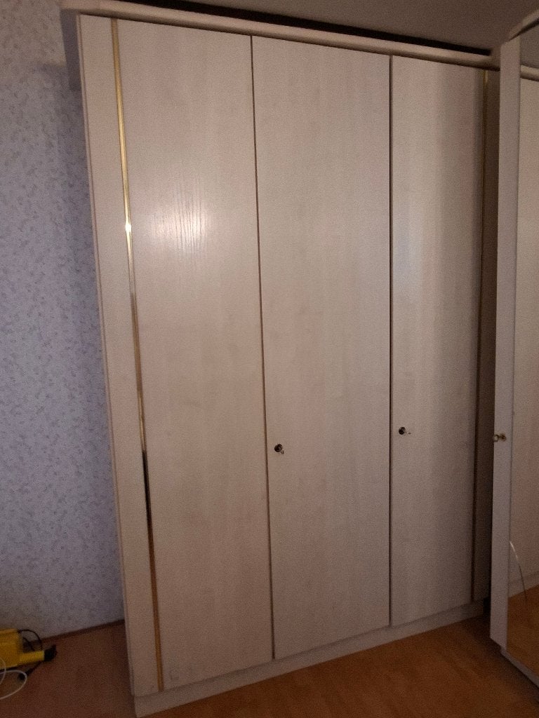 Kledingast 3-deurs, Ophalen, Met deur(en), Gebruikt, 100 tot 150 cm