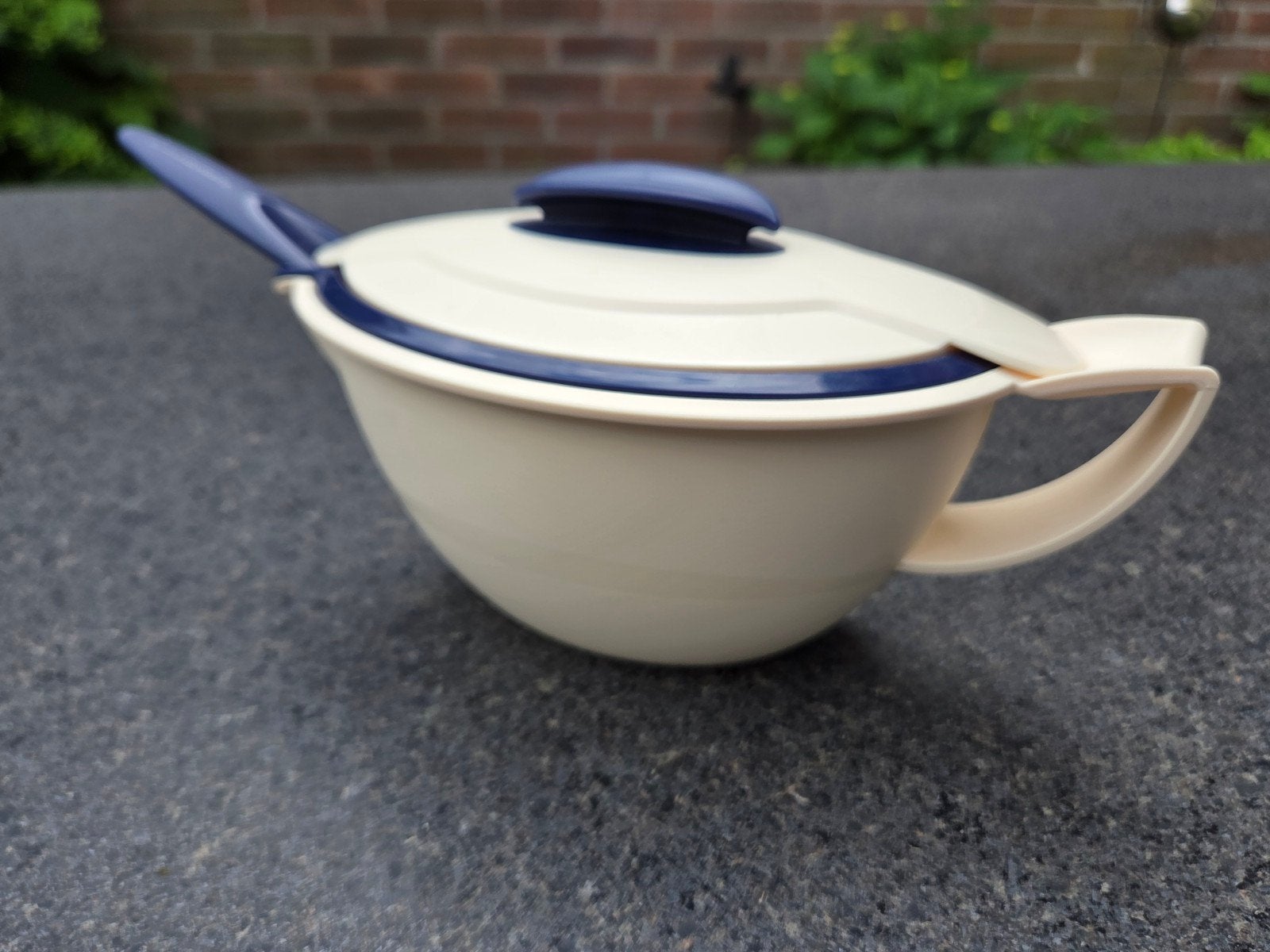 Tupperware sauskom met lepel en deksel, Ophalen of Verzenden, Gebruikt, Crème, Schaal