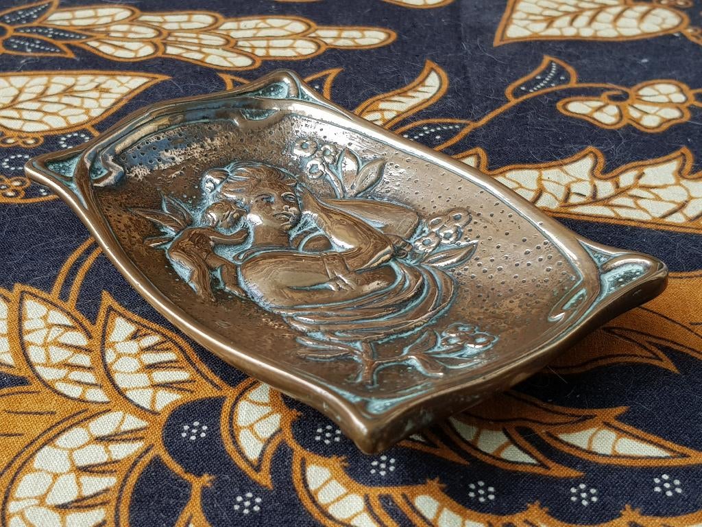Antiek schaaltje uit Engeland met vrouw en putti 11,7 cm., Antiek en Kunst, Antiek | Koper en Brons, Ophalen of Verzenden, Koper