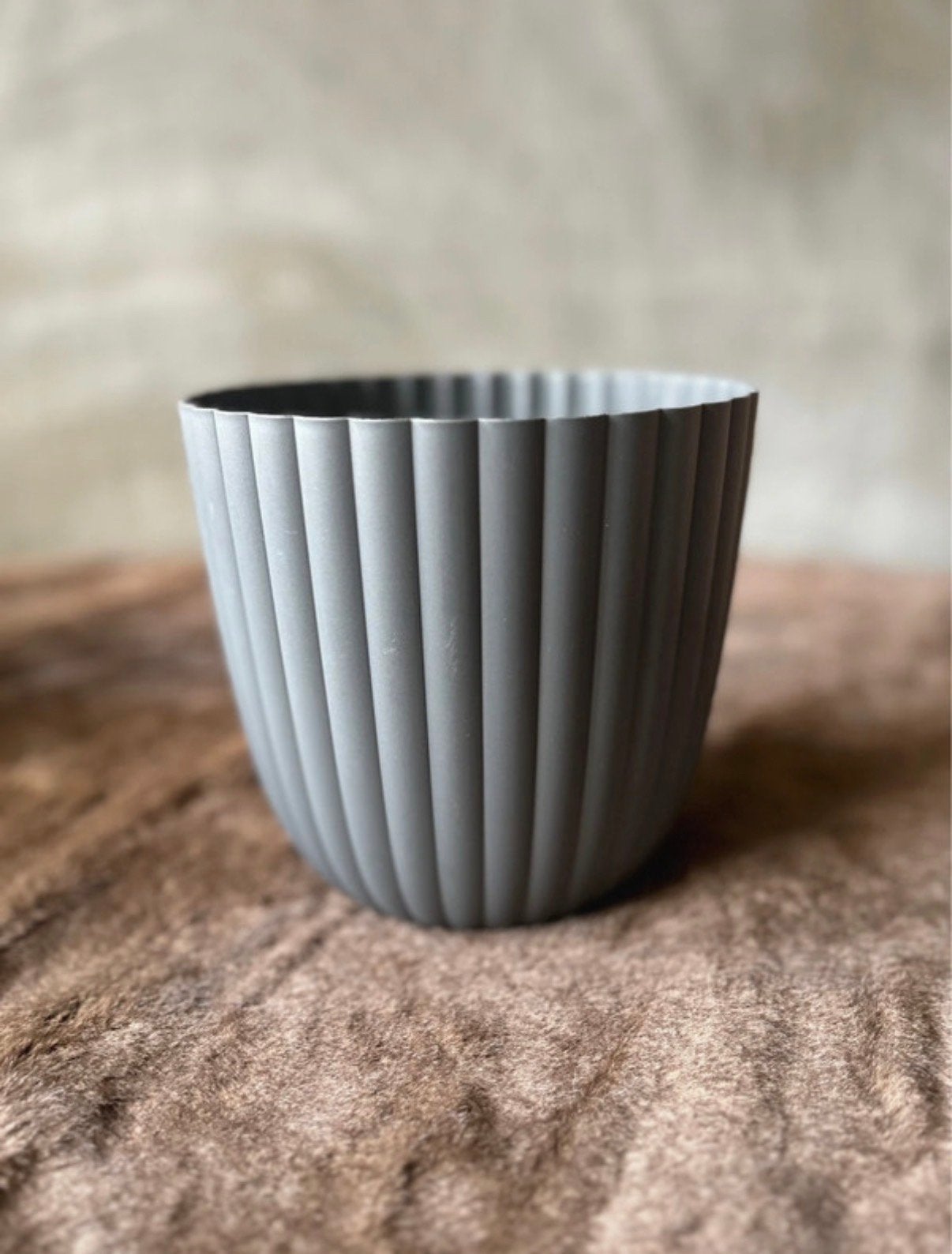Moderne geribbelde bloempot | Grijs, Tuin en Terras, Kunststof, Minder dan 30 cm, Minder dan 60 cm, Rond