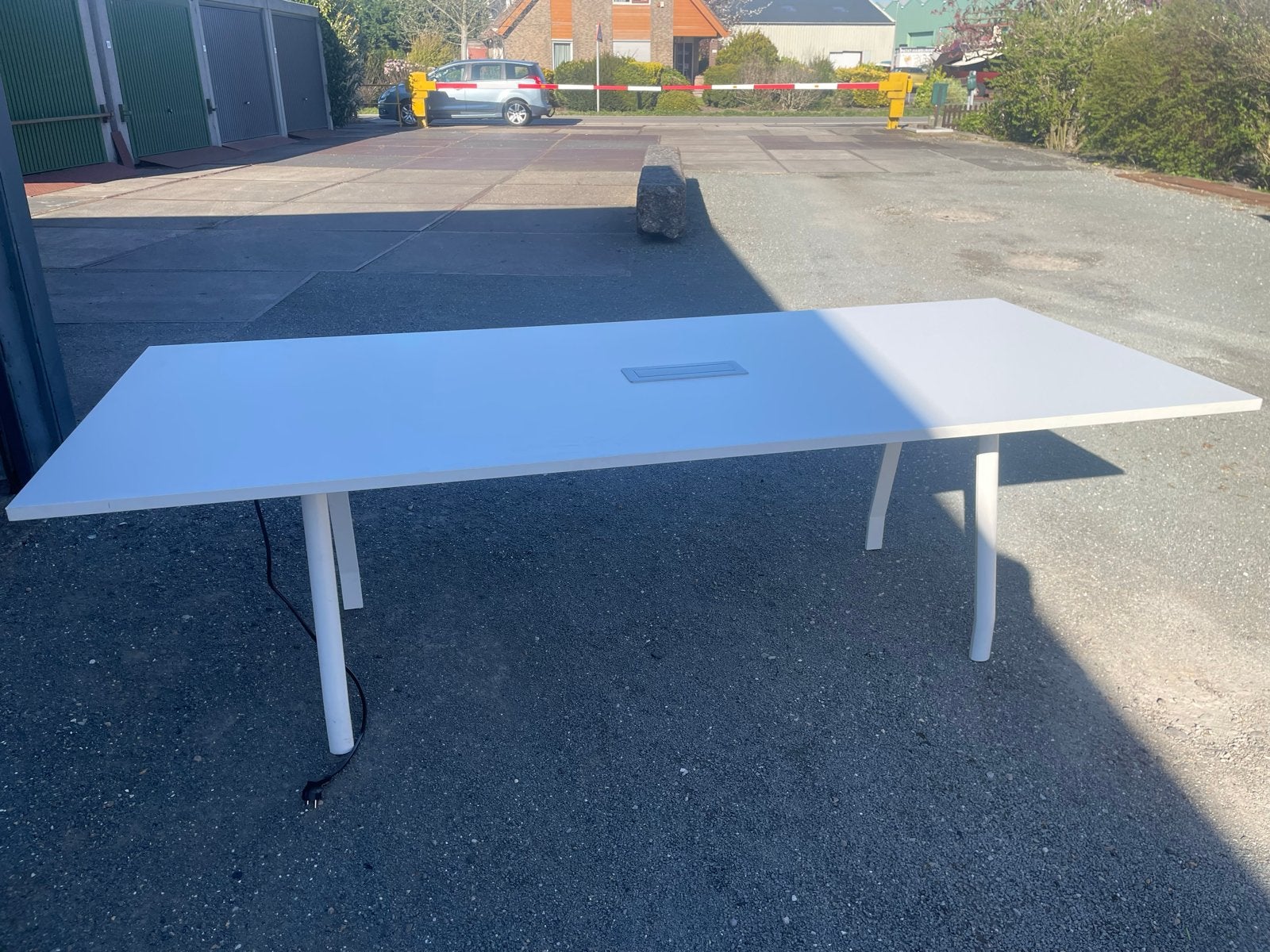 Grote witte vergadertafel met stroomaansluiting, Ophalen, Overige materialen, Gebruikt, 100 tot 150 cm