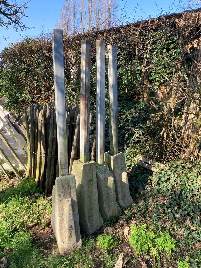 Metalen palen met betonvoet - Ideaal voor afrastering, Ophalen of Verzenden, Gebruikt, 180 tot 250 cm, Palen