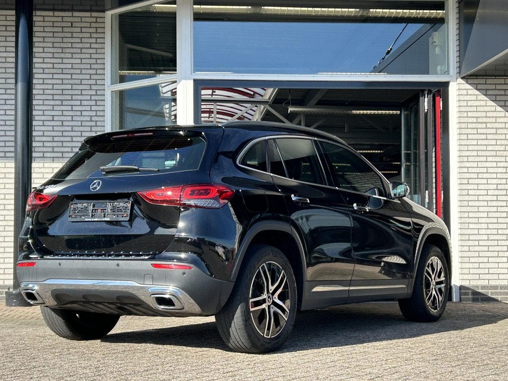 Mercedes-Benz GLA-klasse 250 e Luxury | Adaptieve Cruise Con, 77 km/l, 4 cilinders, 16 kWh, Leder en Stof