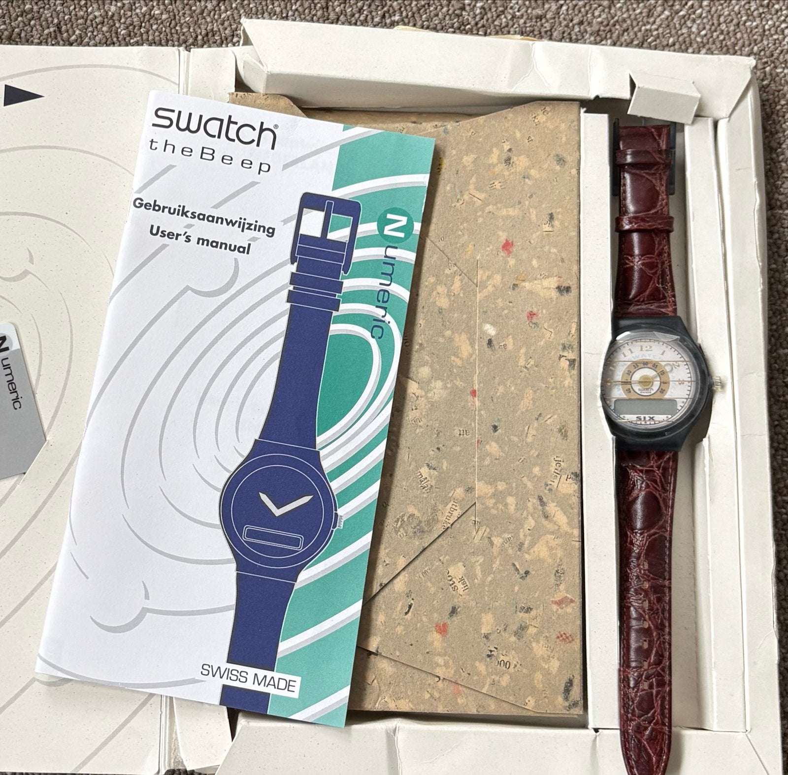 Swatch The Beep Horloge met Leren Bandje - Zo goed als nieuw, Sieraden, Tassen en Uiterlijk, Kunststof, Leer, Polshorloge, Swatch