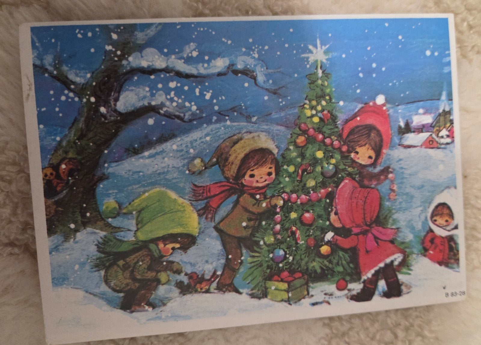 Vintage Kerstkaart - Kinderen versieren Kerstboom, Verzenden, 1960 tot 1980, Gelopen, Feest(dag)